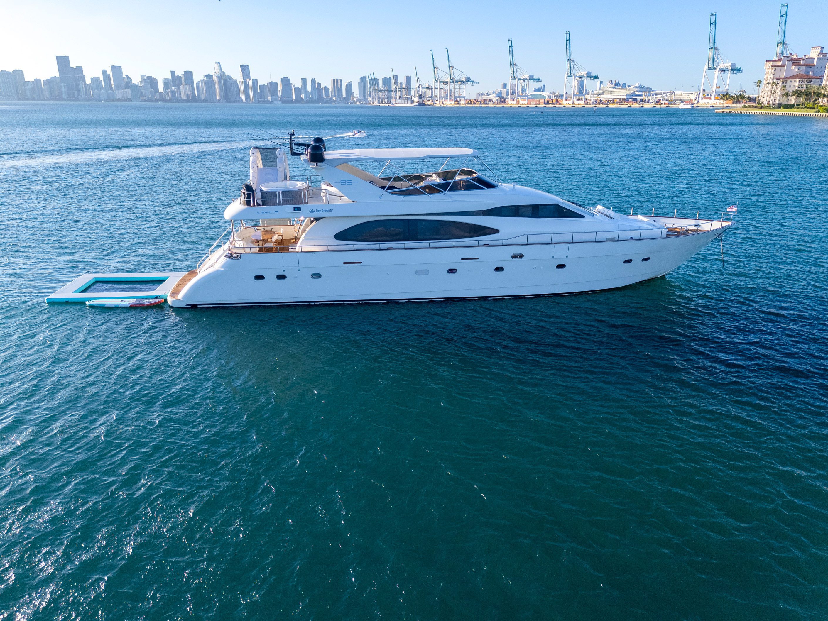 90′ Azimut + Jacuzzi