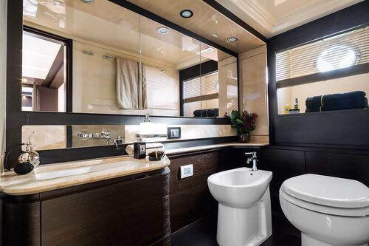 68' Azimut Flybridge yacht charter in Cartagena, Colombia