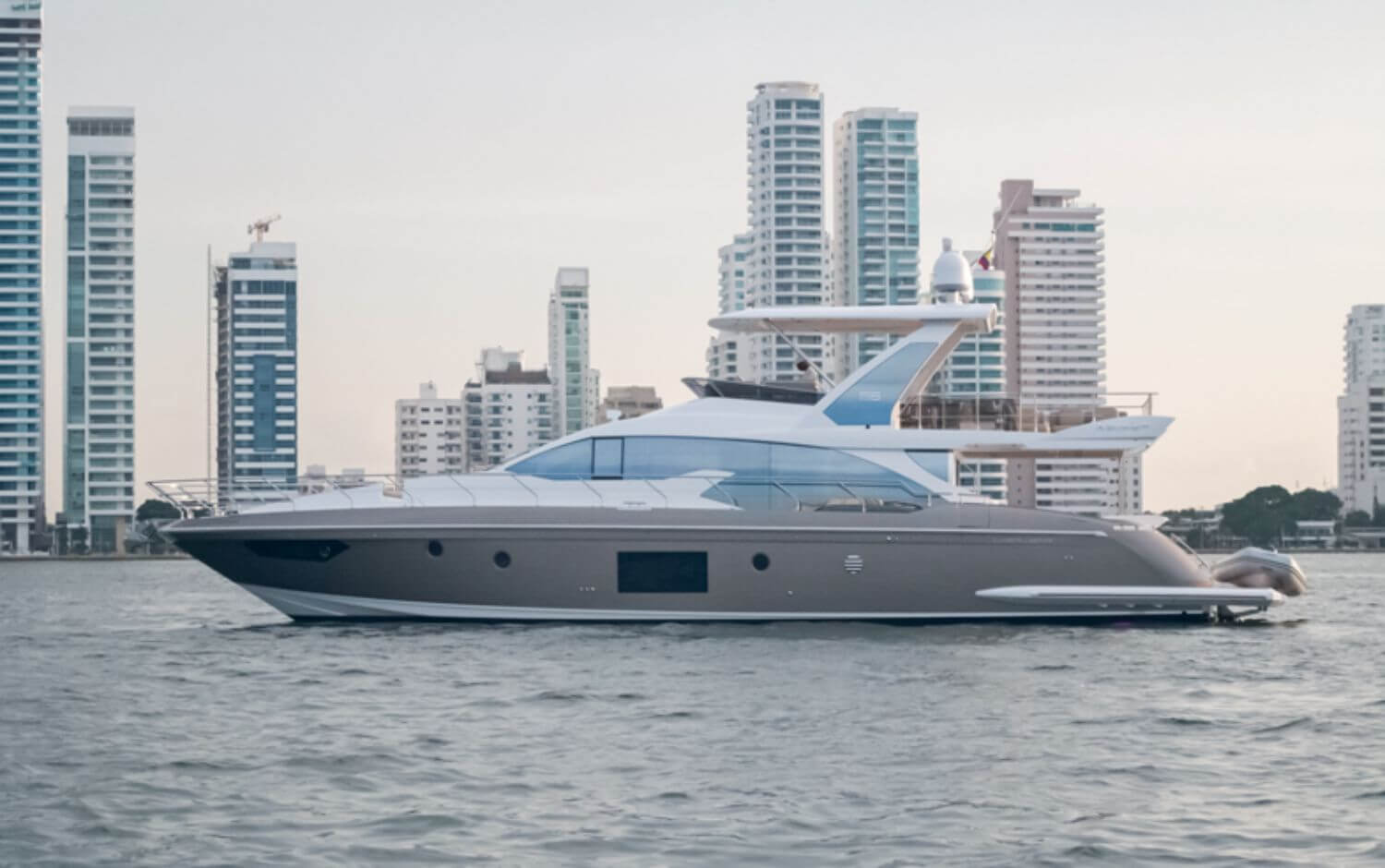 68' Azimut Flybridge yacht charter in Cartagena, Colombia