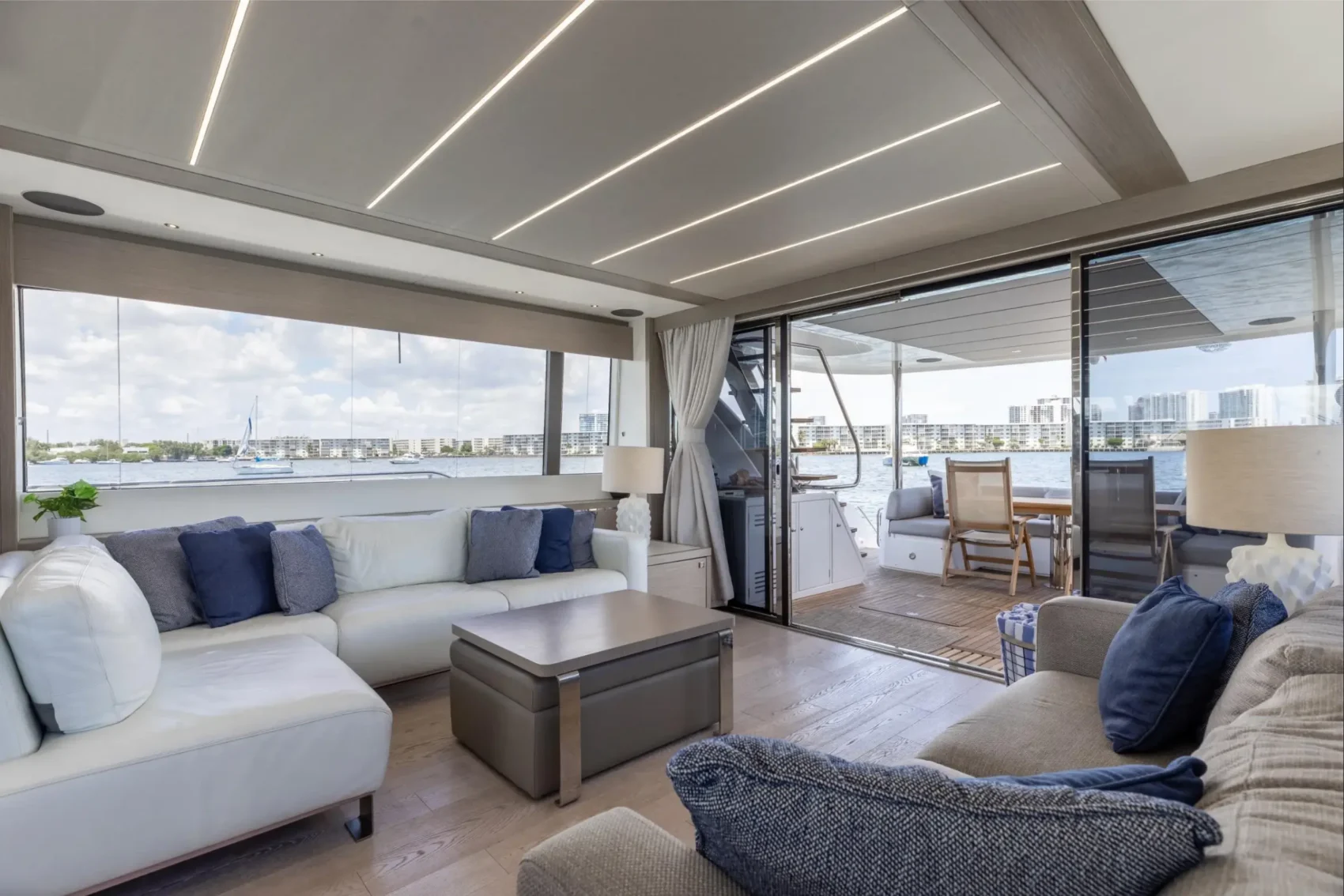 80′ Sunseeker + Jacuzzi, private yacht charter in Miami