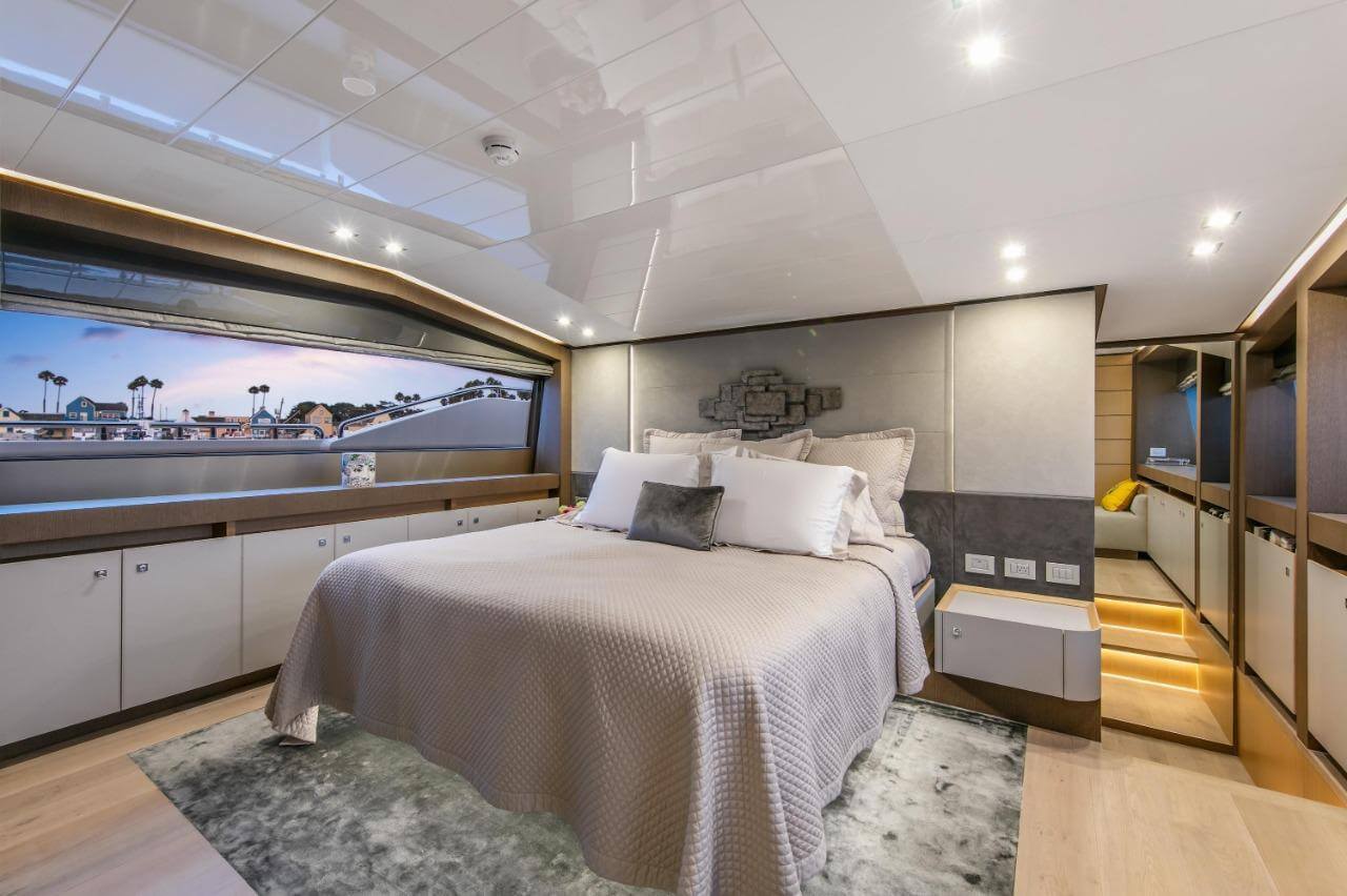96' Ferretti Flybridge yacht charter in Cartagena, Colombia