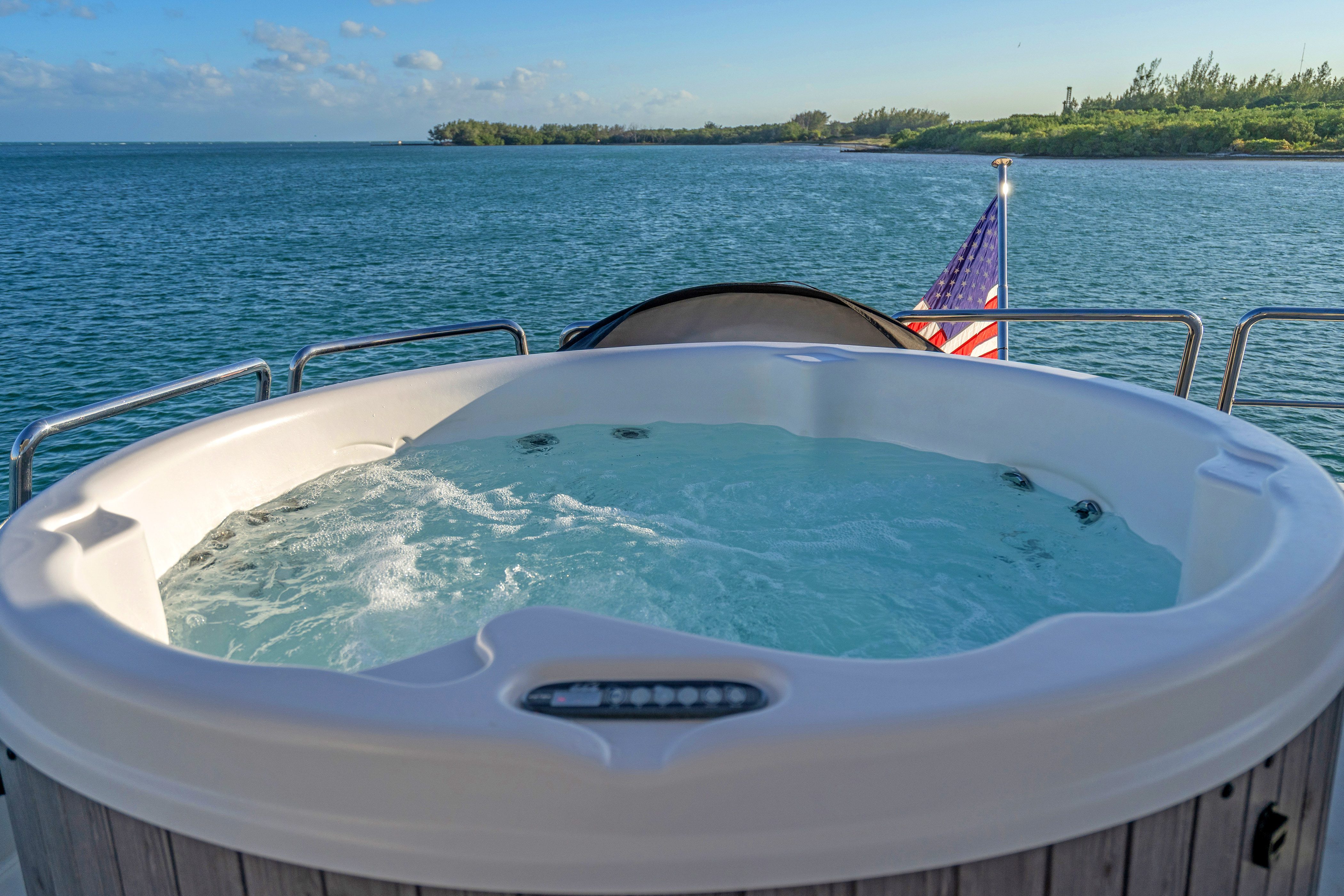 90′ Azimut + Jacuzzi