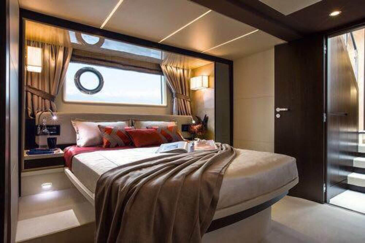 68' Azimut Flybridge yacht charter in Cartagena, Colombia