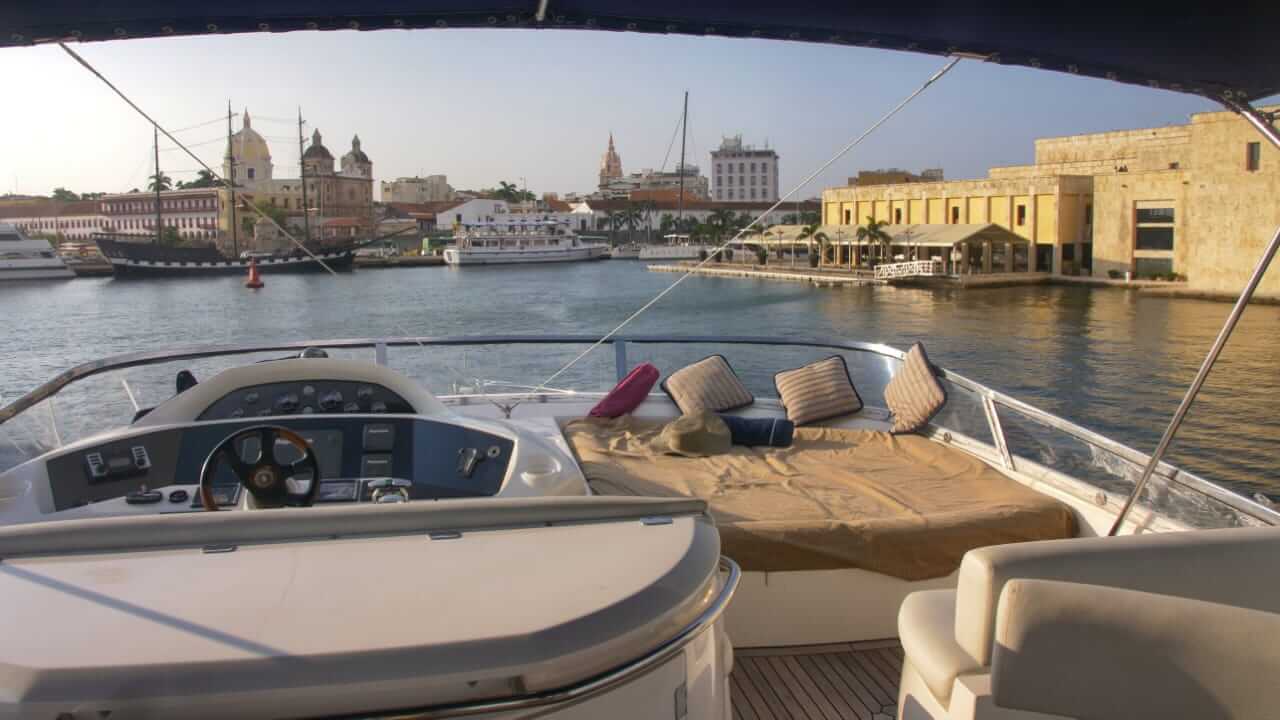83' Sunseeker Flybridge yacht charter in Cartagena, Colombia
