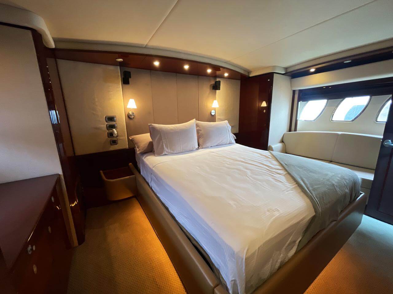 62' Sea Ray Sundancer yacht charter in Cartagena, Colombia