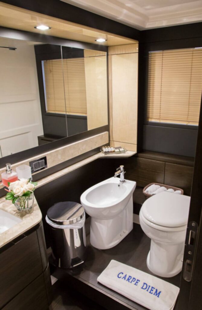 68' Azimut Flybridge yacht charter in Cartagena, Colombia