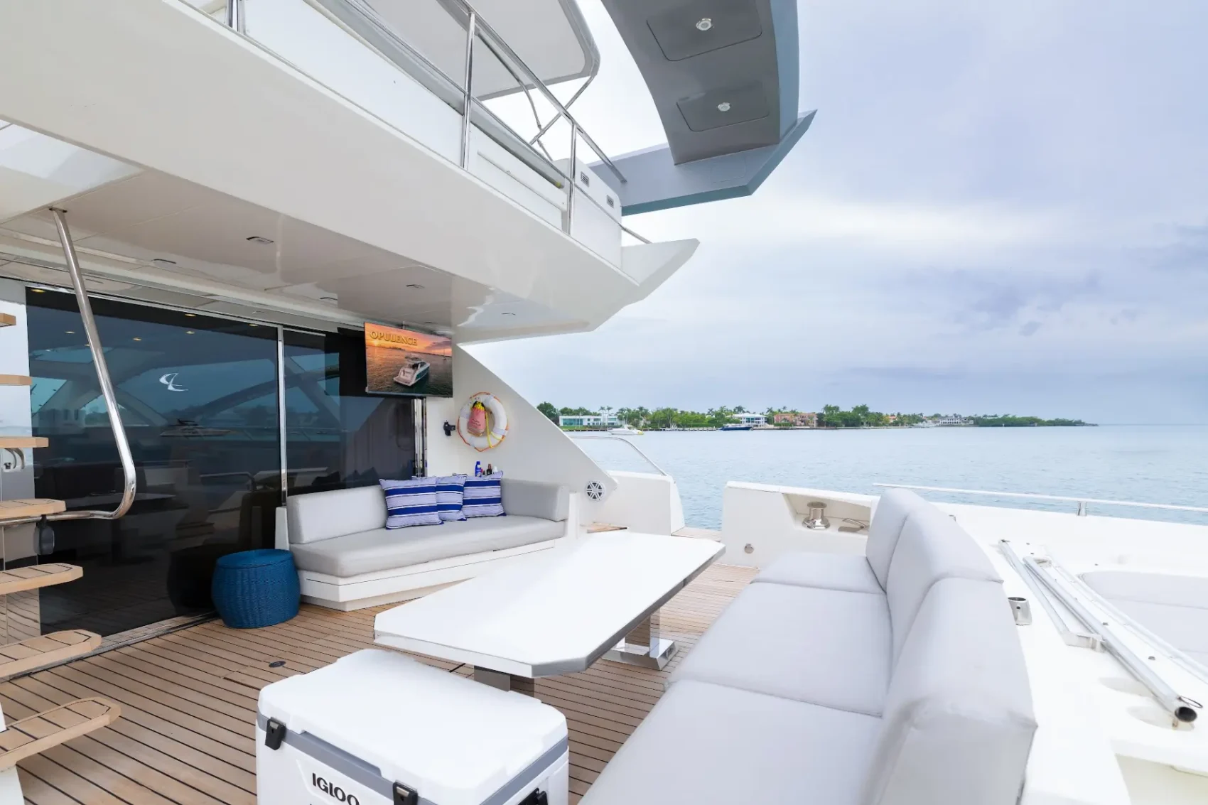90′ Opulence + Jacuzzi + Water Toy