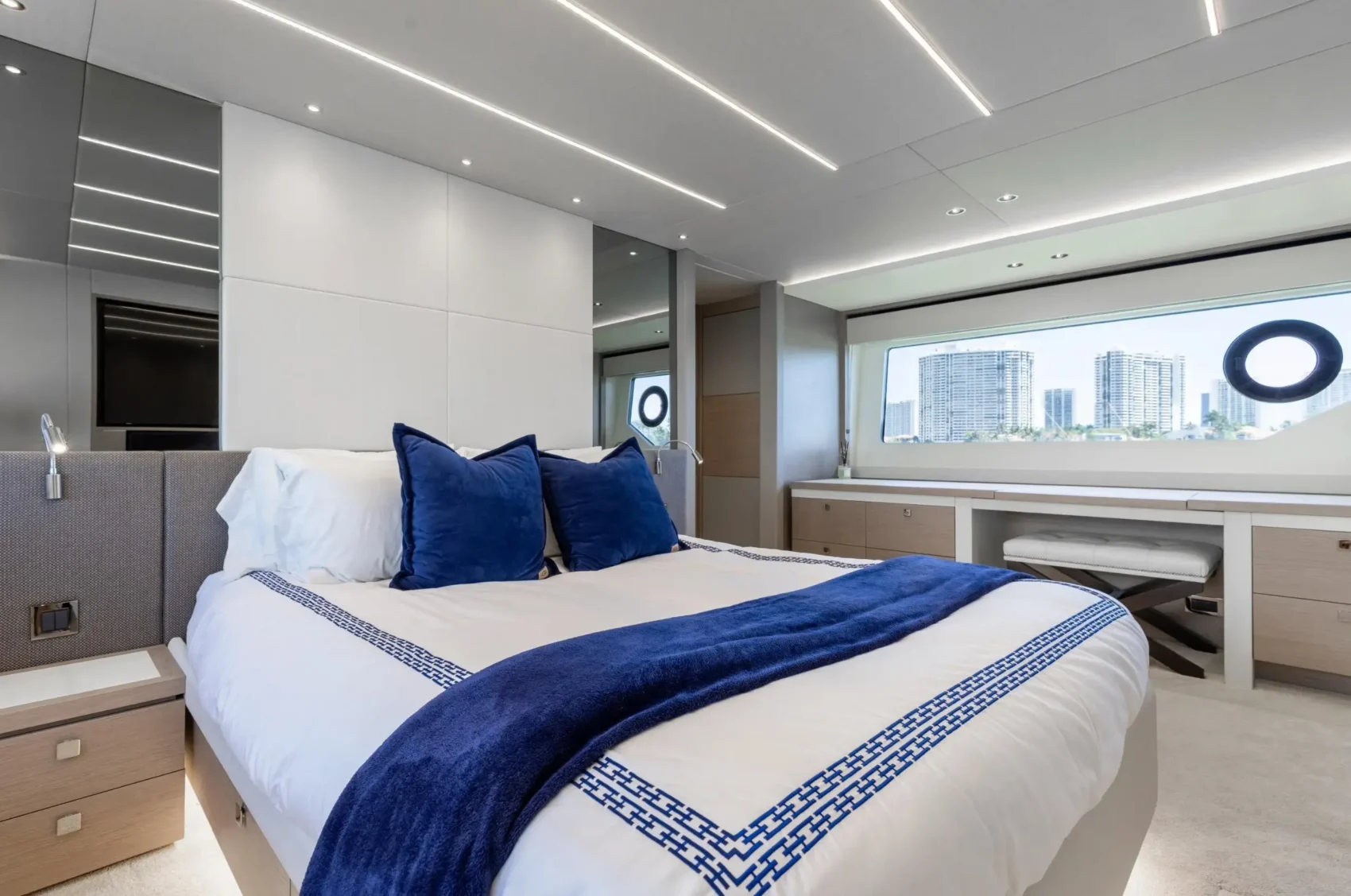 80′ Sunseeker + Jacuzzi, private yacht charter in Miami