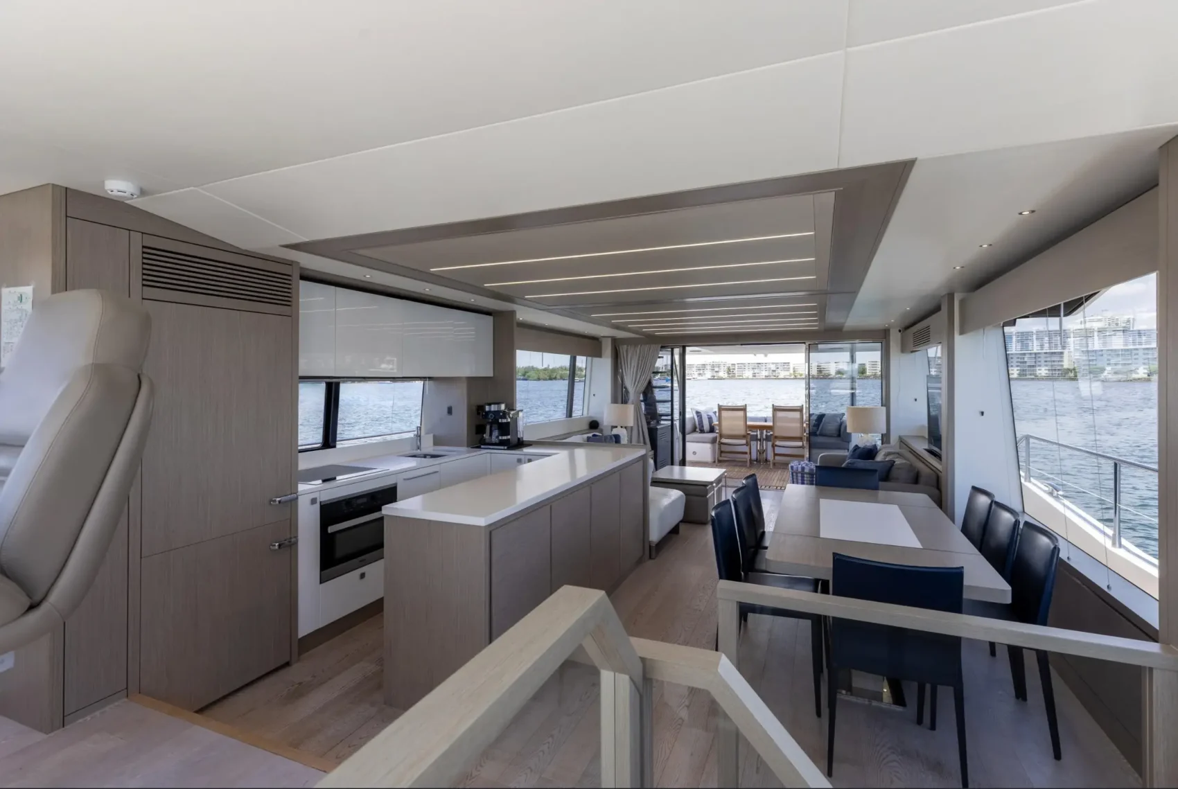 80′ Sunseeker + Jacuzzi, private yacht charter in Miami