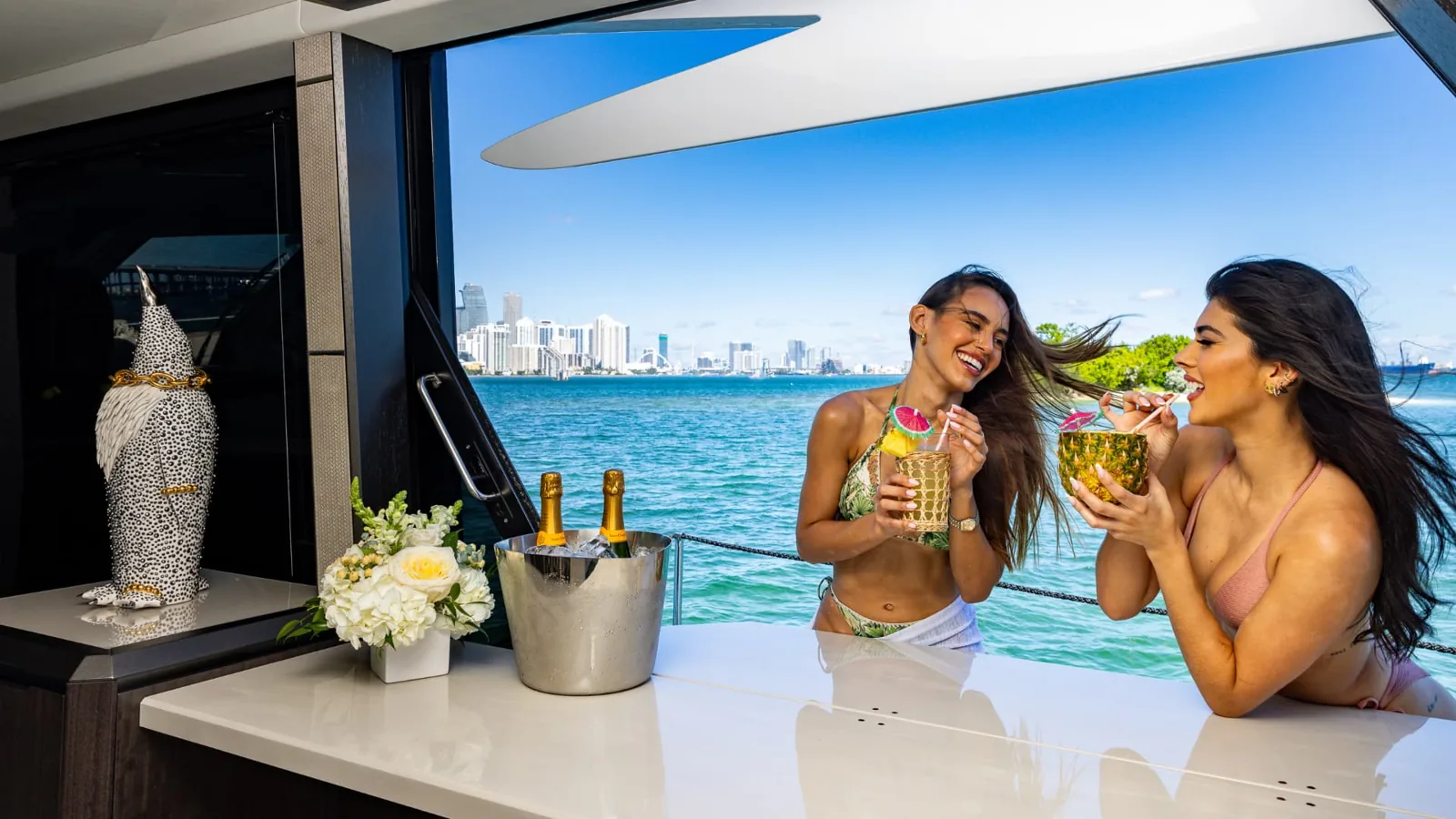 68′ Galeon: Drinks at the fold-out balcony bar