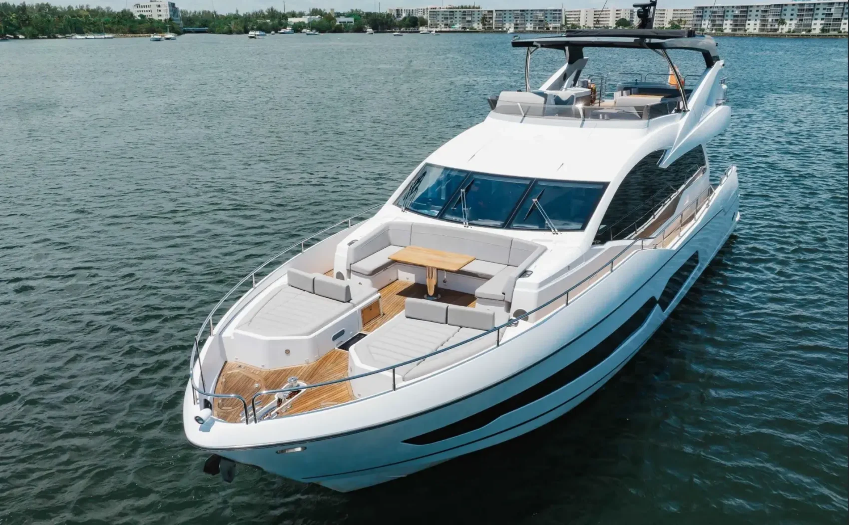 80′ Sunseeker + Jacuzzi, private yacht charter in Miami
