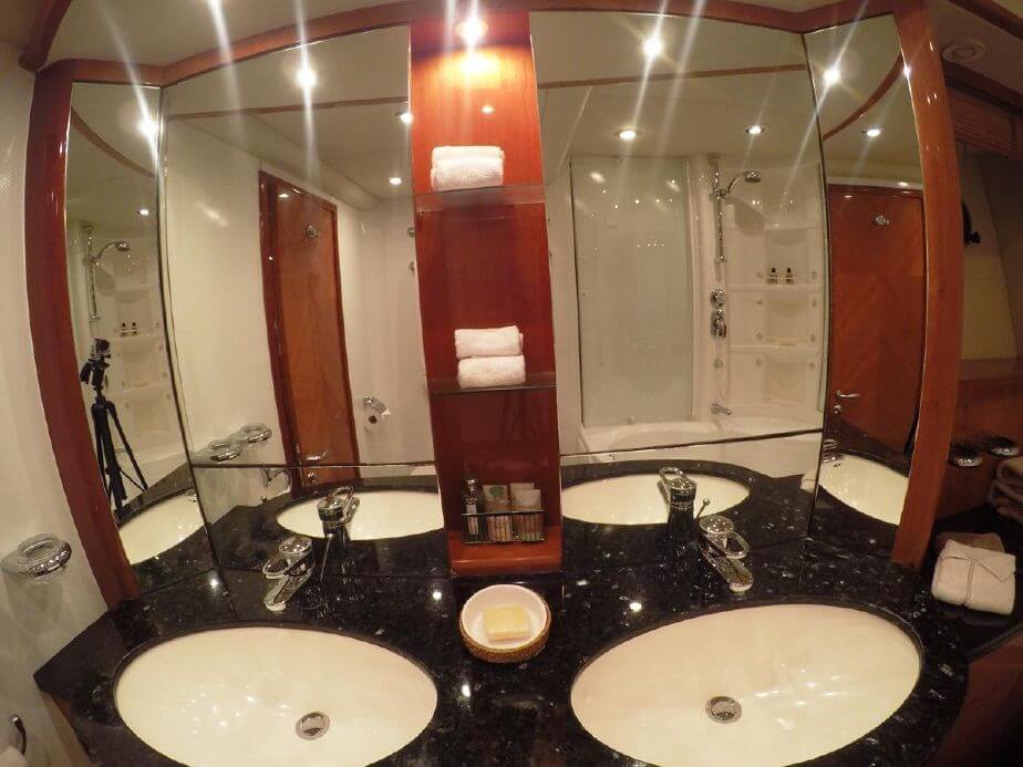 83' Sunseeker Flybridge yacht charter in Cartagena, Colombia