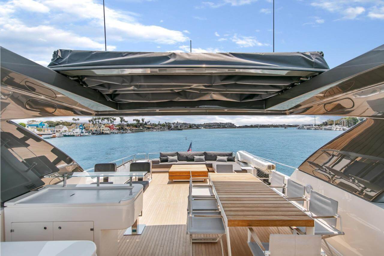96' Ferretti Flybridge yacht charter in Cartagena, Colombia