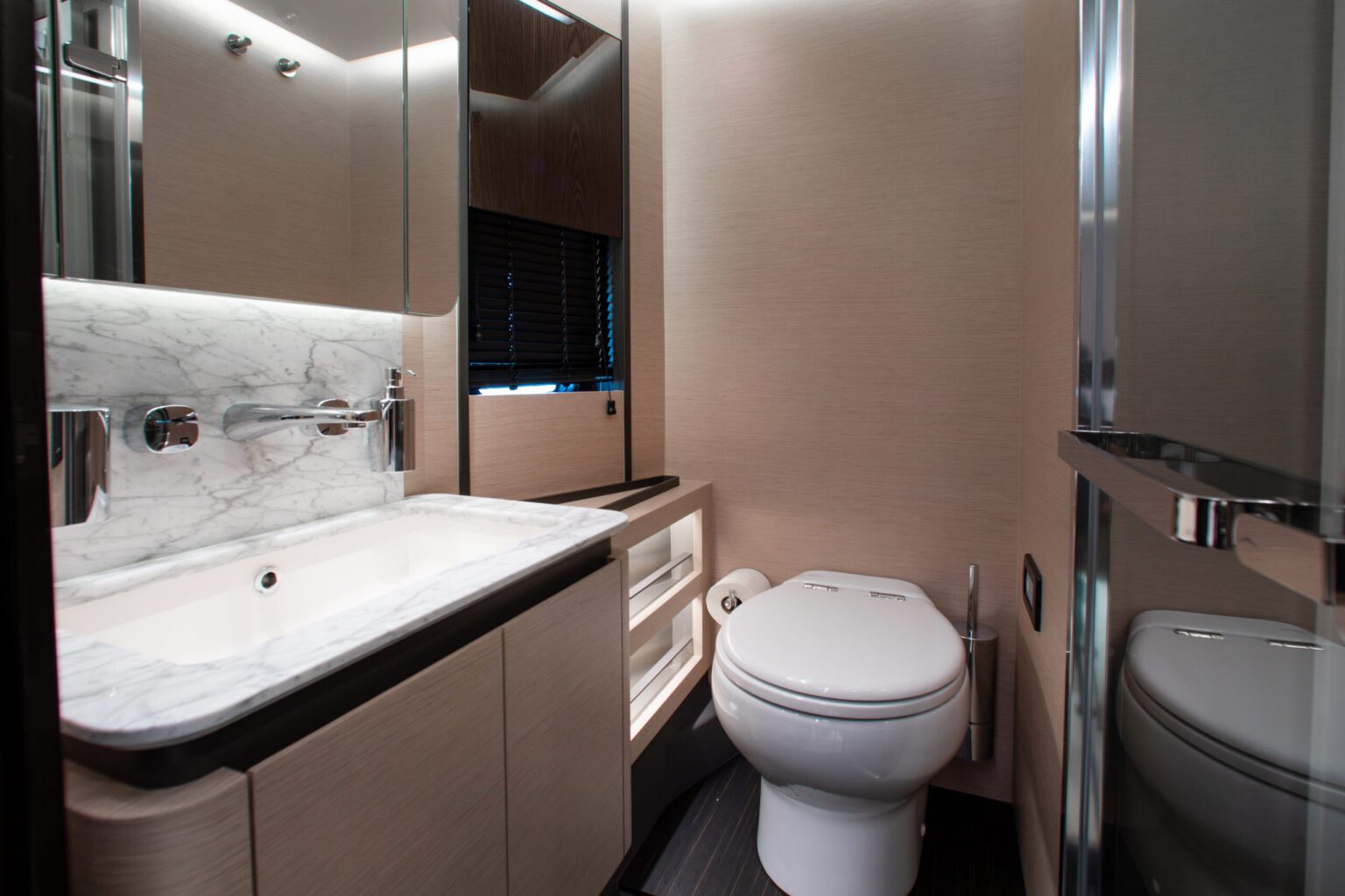 82′ Azimut, private yacht charter in Miami