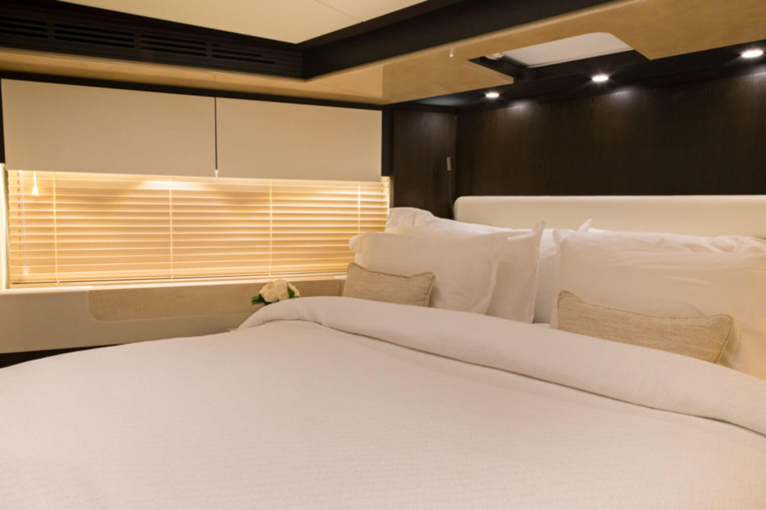 68' Azimut Flybridge yacht charter in Cartagena, Colombia