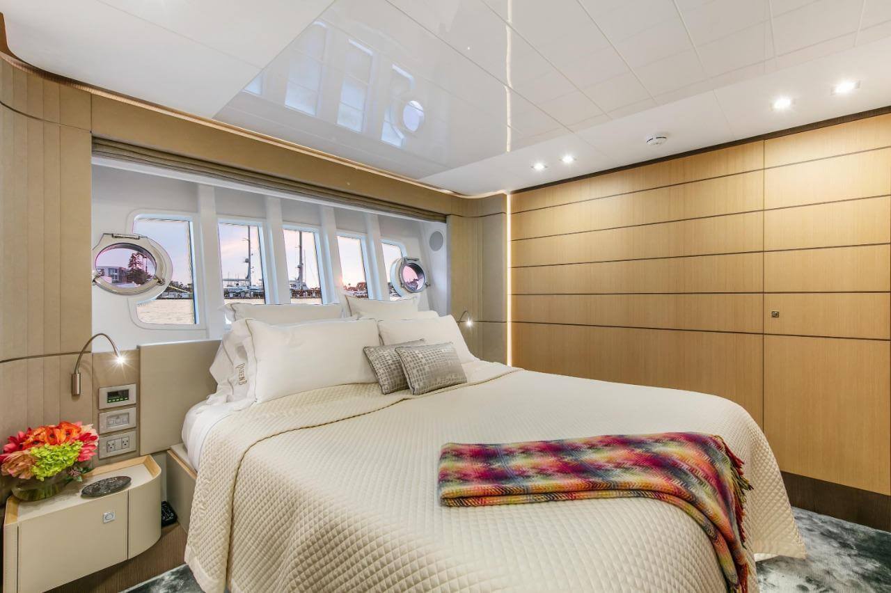 96' Ferretti Flybridge yacht charter in Cartagena, Colombia