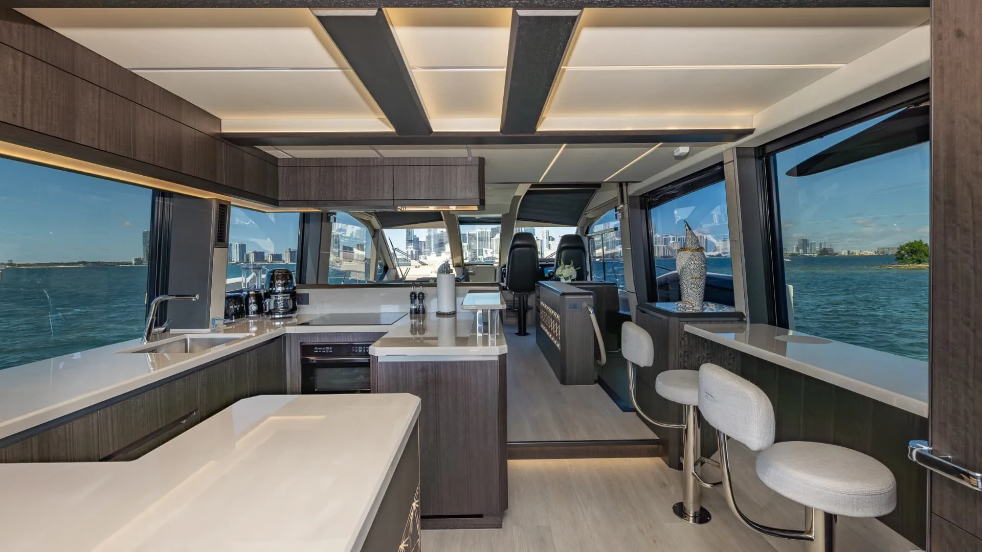 68′ Galeon interior salon and bar