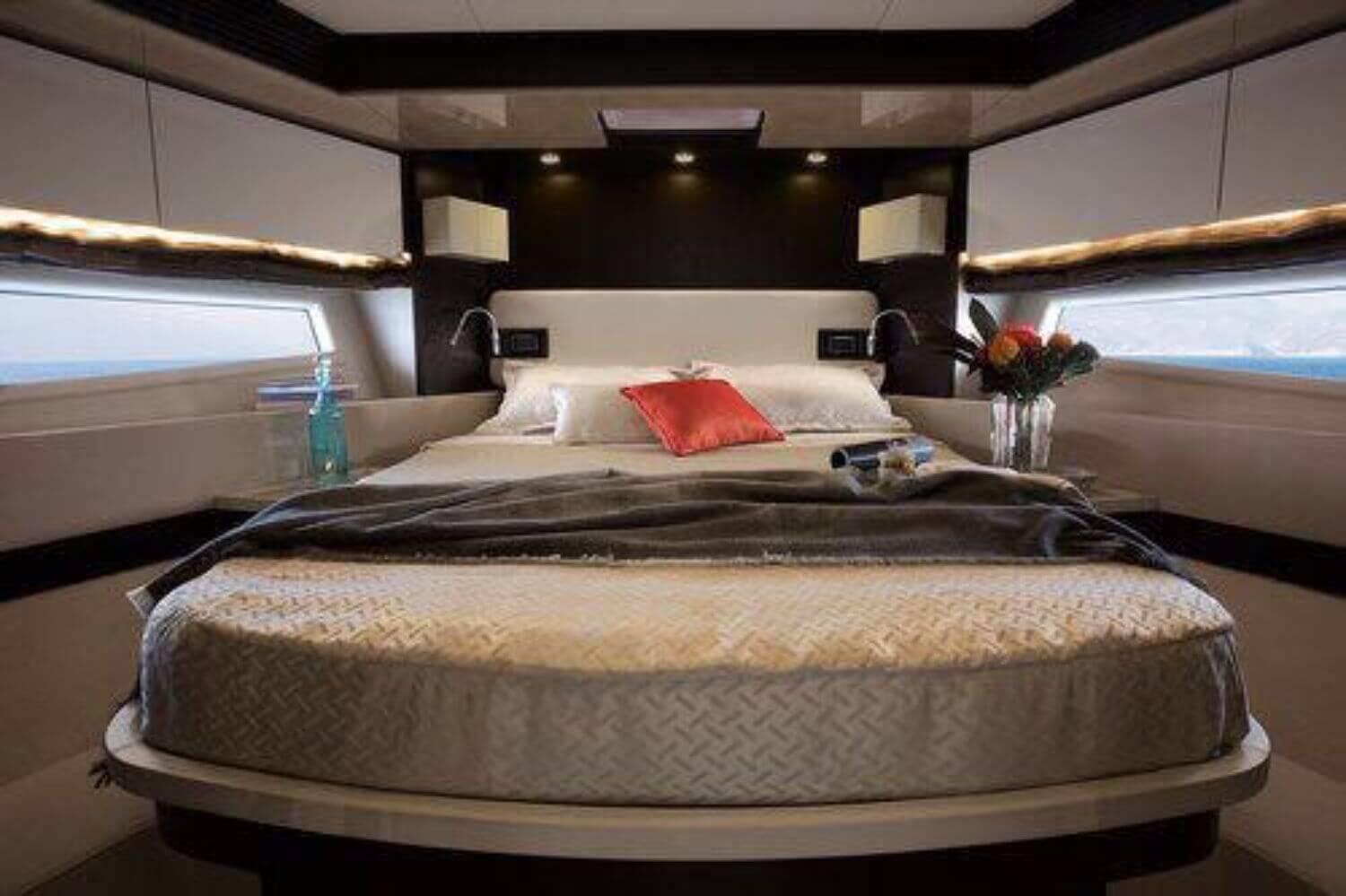 68' Azimut Flybridge yacht charter in Cartagena, Colombia