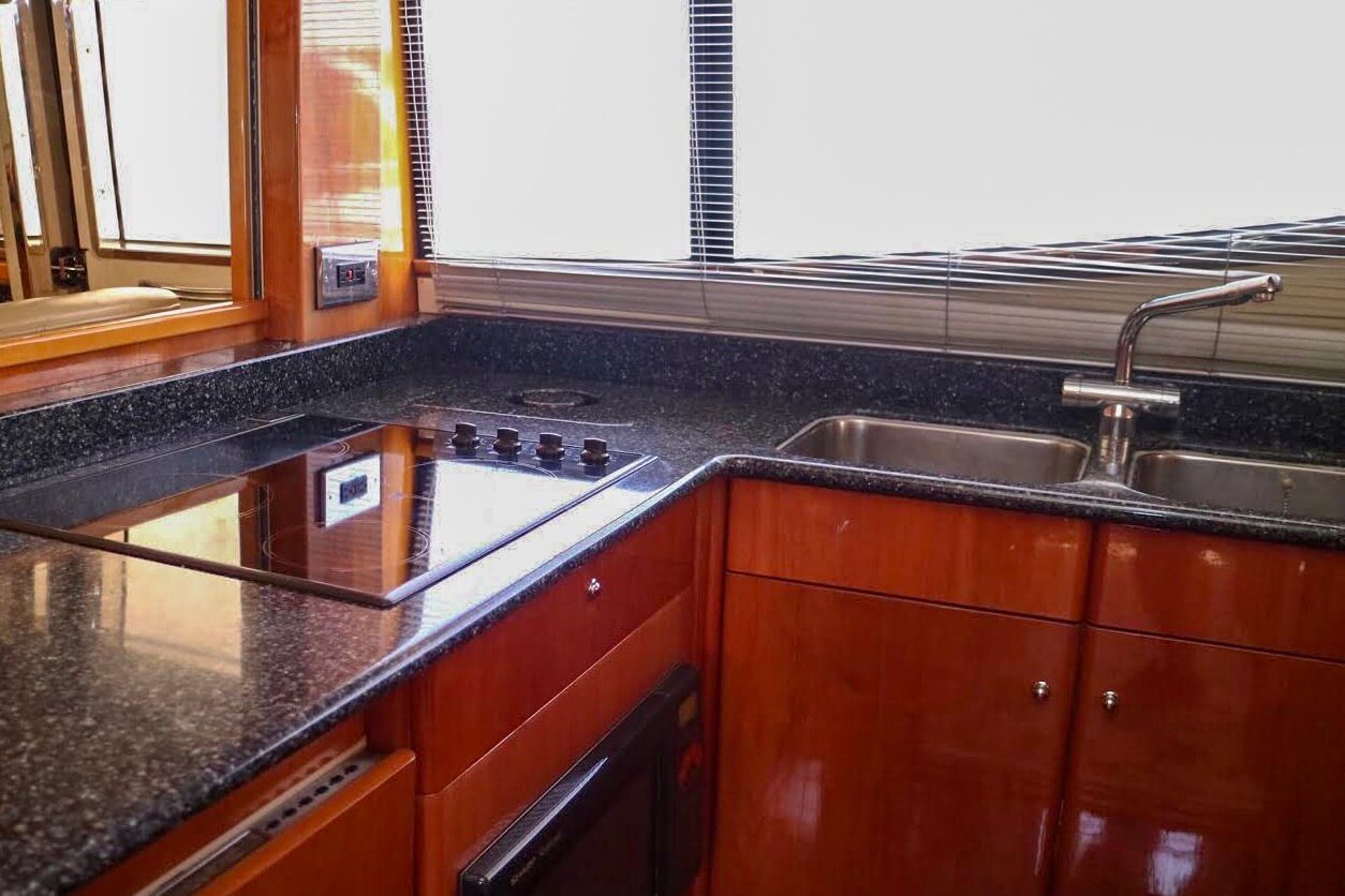 83' Sunseeker Flybridge yacht charter in Cartagena, Colombia