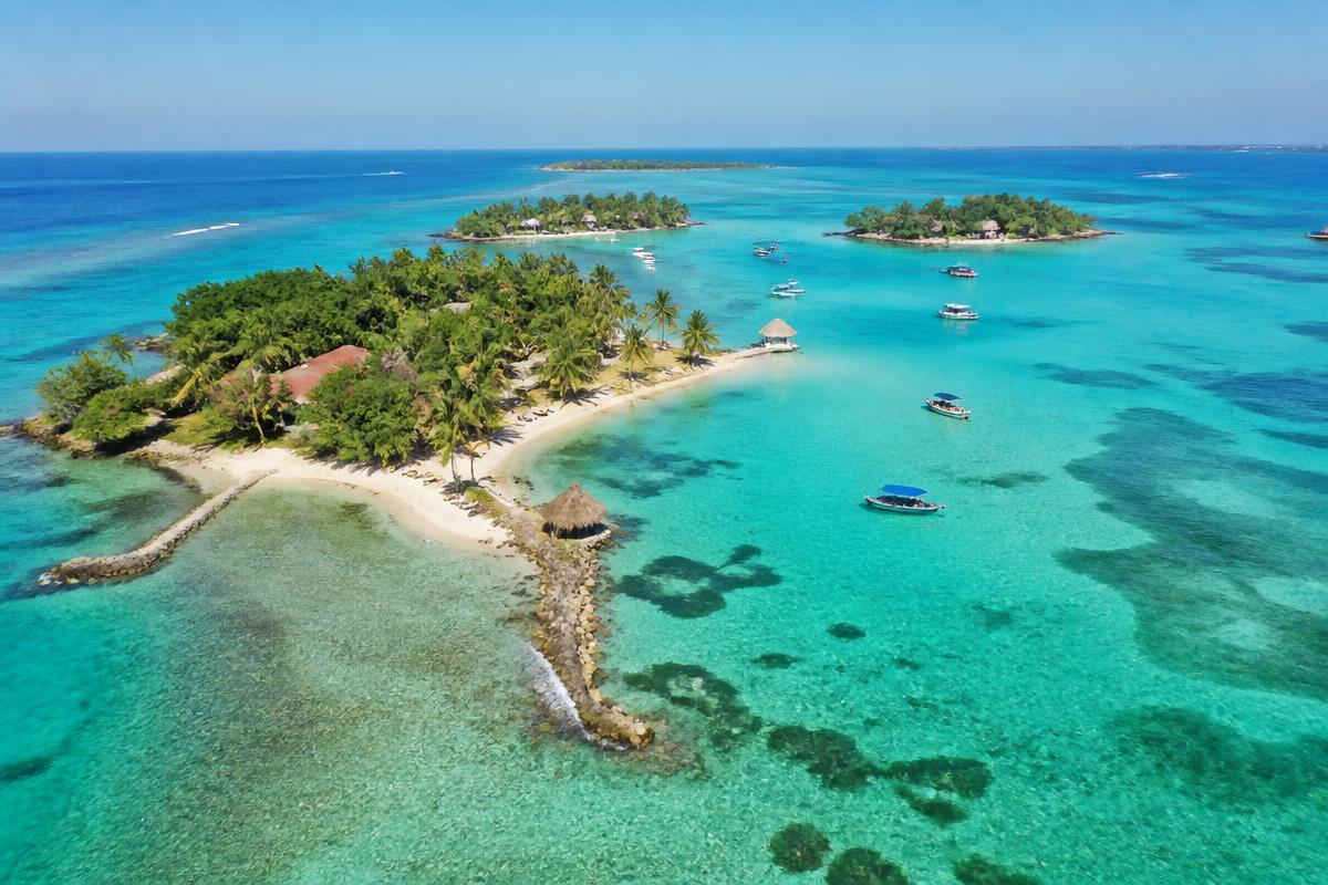 Turquoise water and white sand of the Rosario Islands near Cartagena