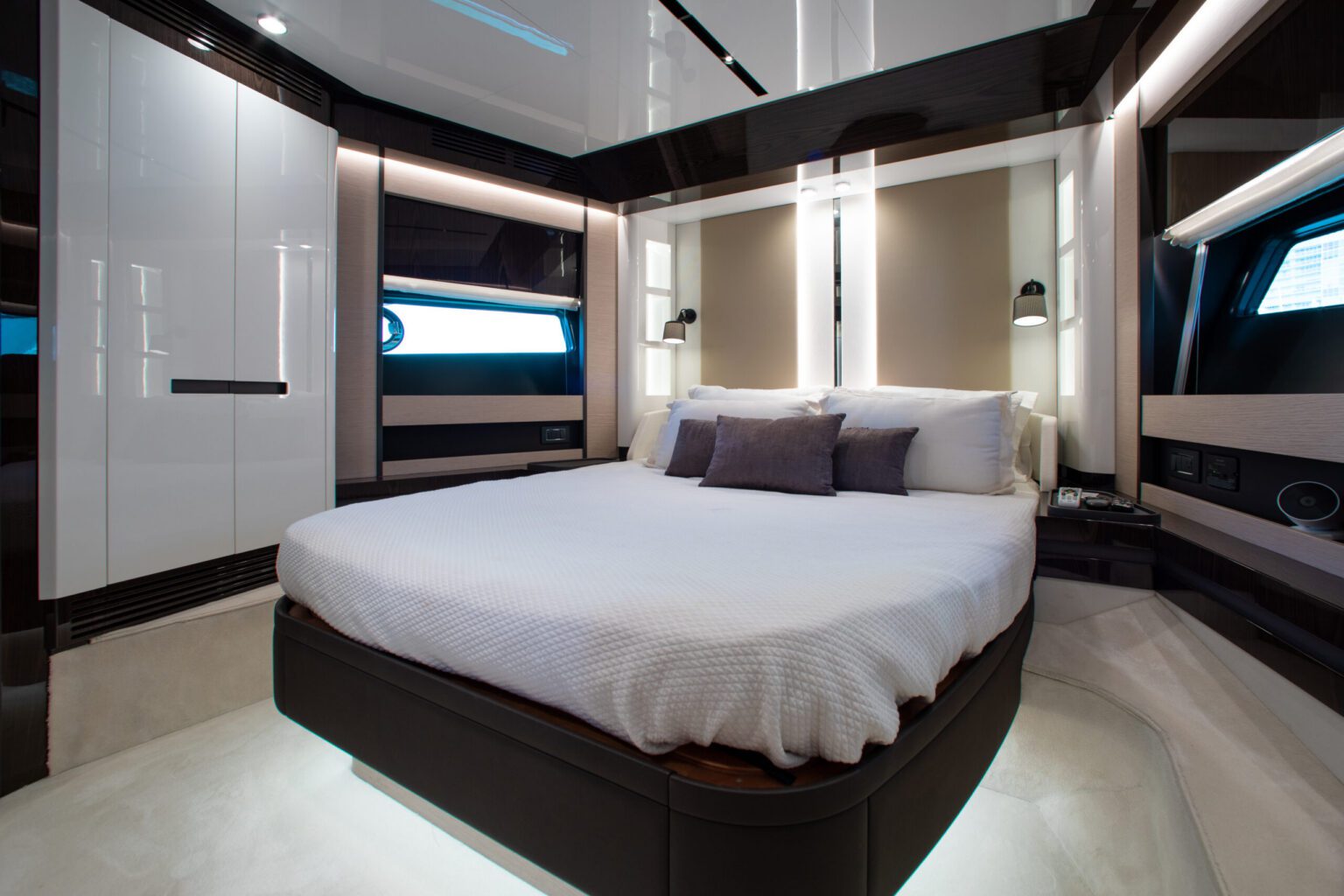 82′ Azimut, private yacht charter in Miami