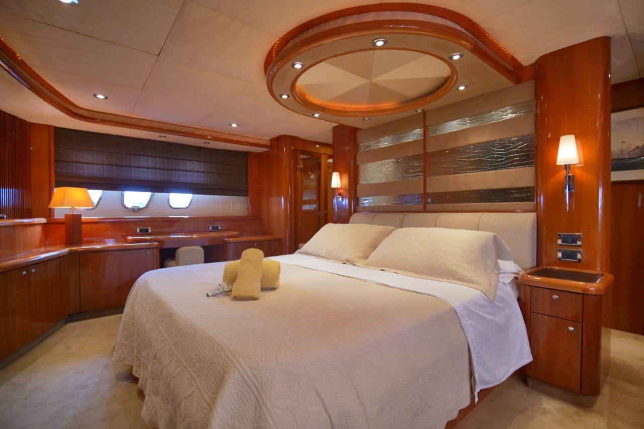 83' Sunseeker Flybridge yacht charter in Cartagena, Colombia