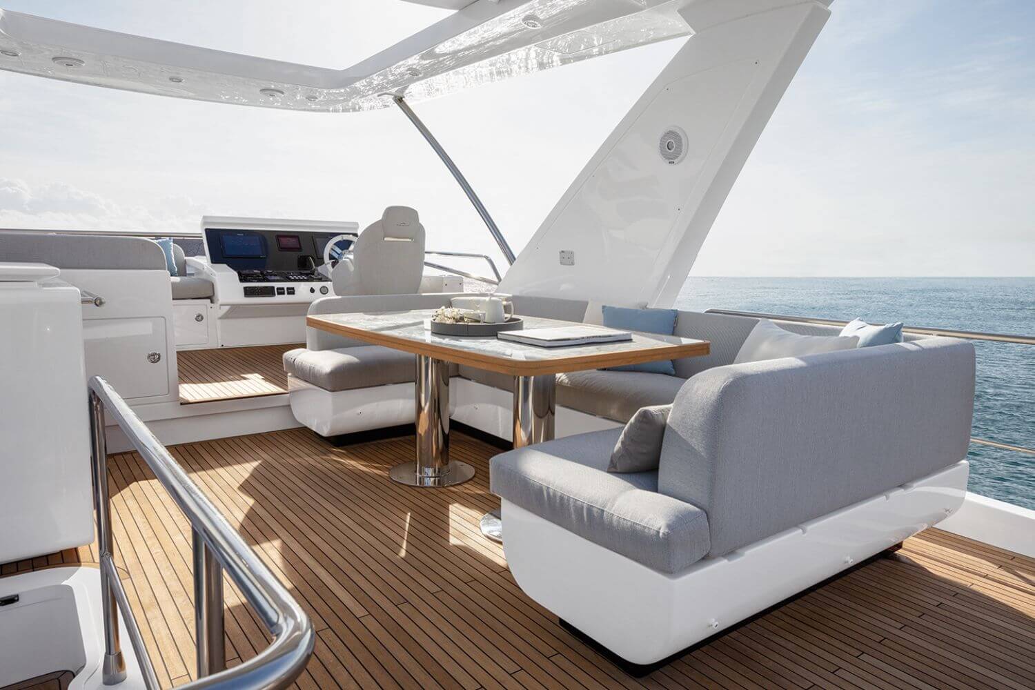 68' Azimut Flybridge yacht charter in Cartagena, Colombia