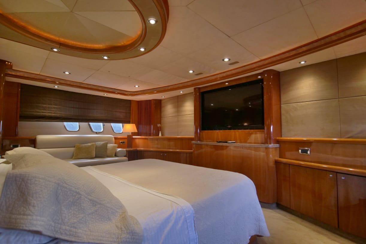 83' Sunseeker Flybridge yacht charter in Cartagena, Colombia
