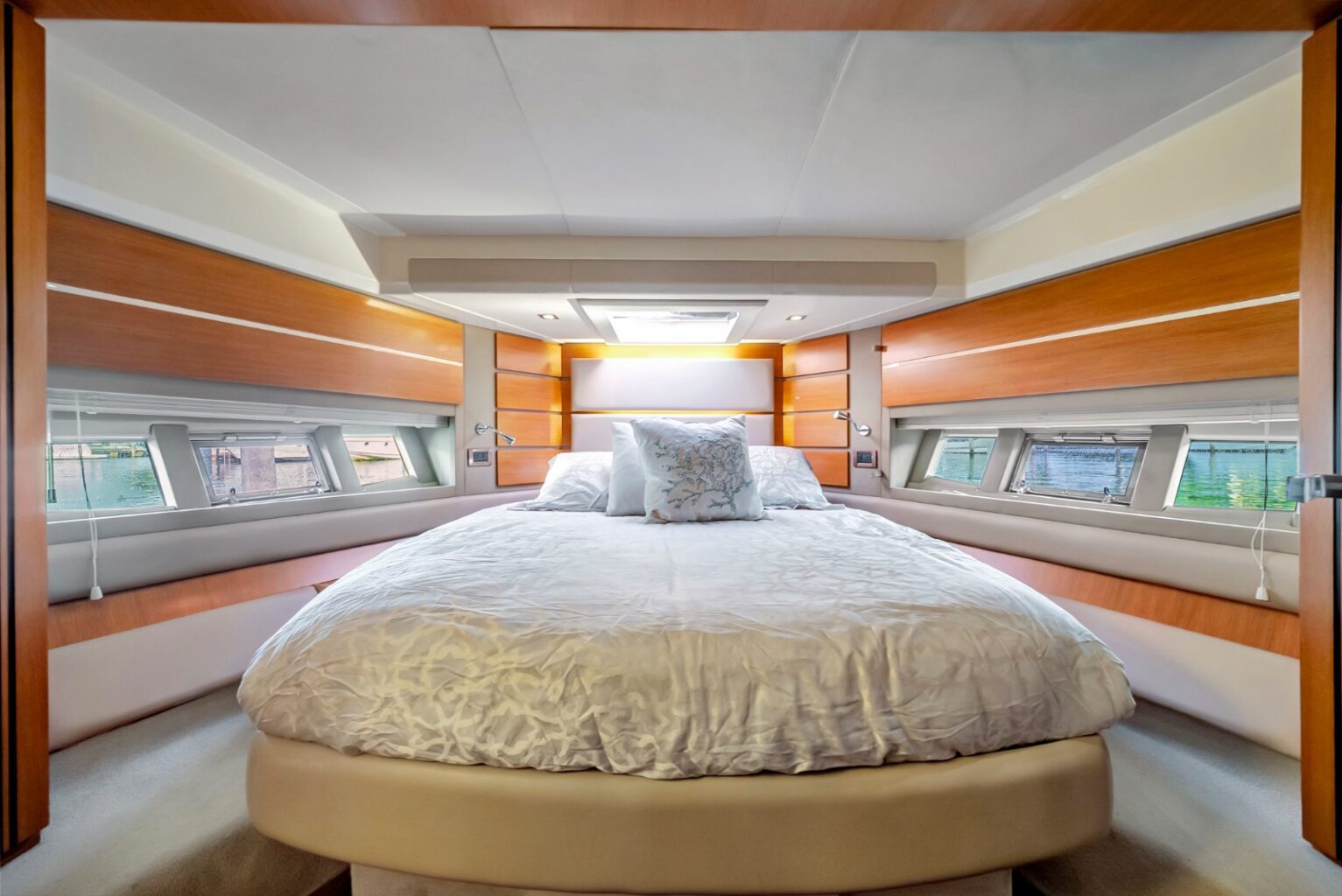 60′ Azimut, private yacht charter in Miami
