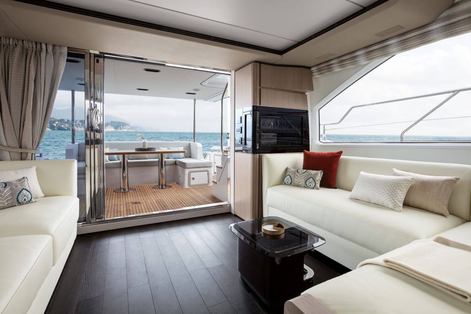 68' Azimut Flybridge yacht charter in Cartagena, Colombia
