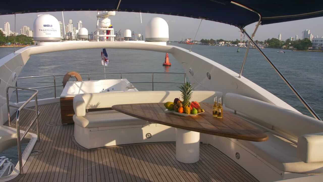 83' Sunseeker Flybridge yacht charter in Cartagena, Colombia