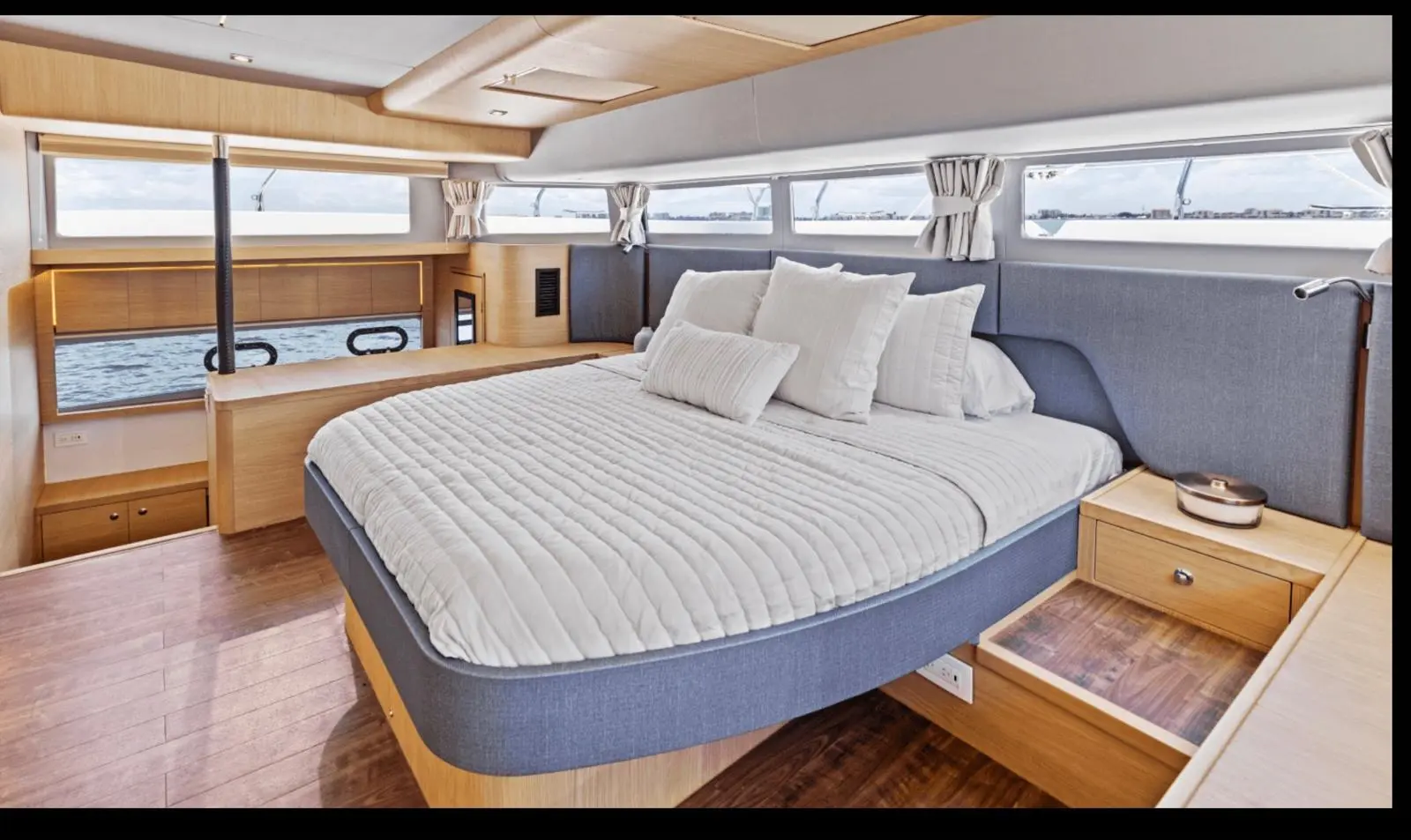 54′ Aquila Lux Cat, private yacht charter in Miami