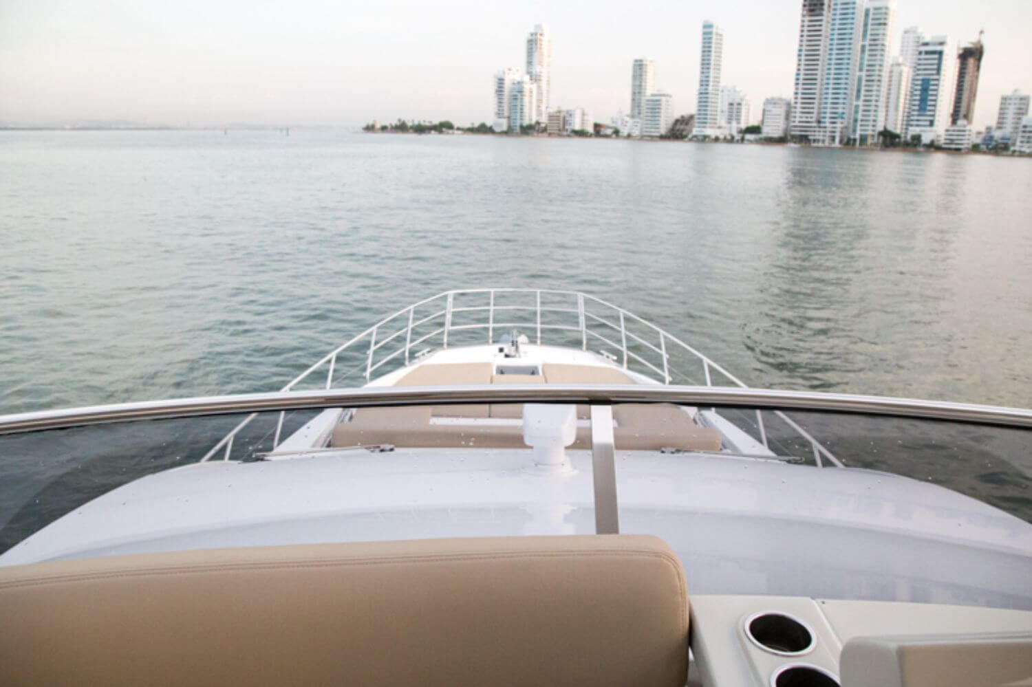 68' Azimut Flybridge yacht charter in Cartagena, Colombia