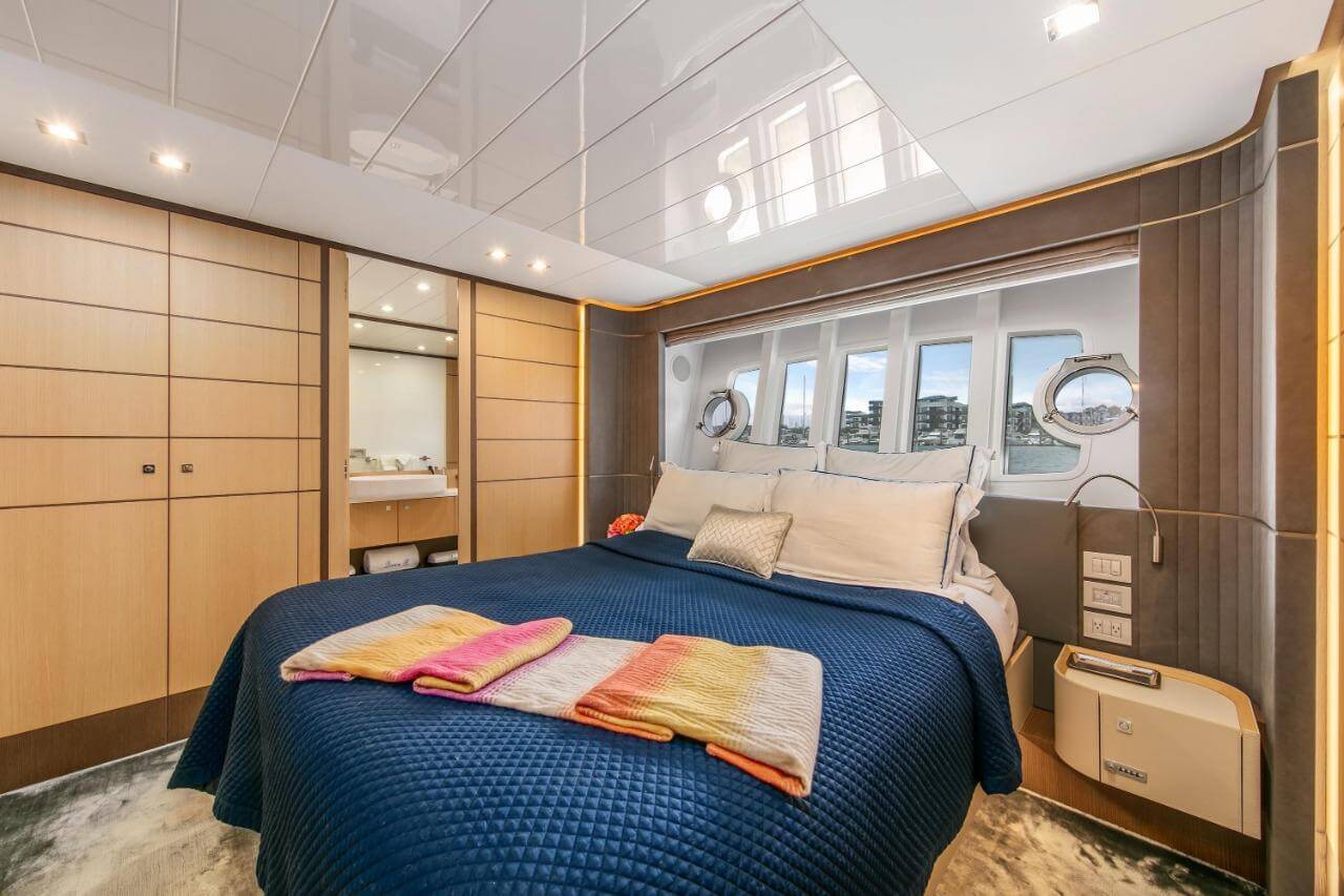 96' Ferretti Flybridge yacht charter in Cartagena, Colombia