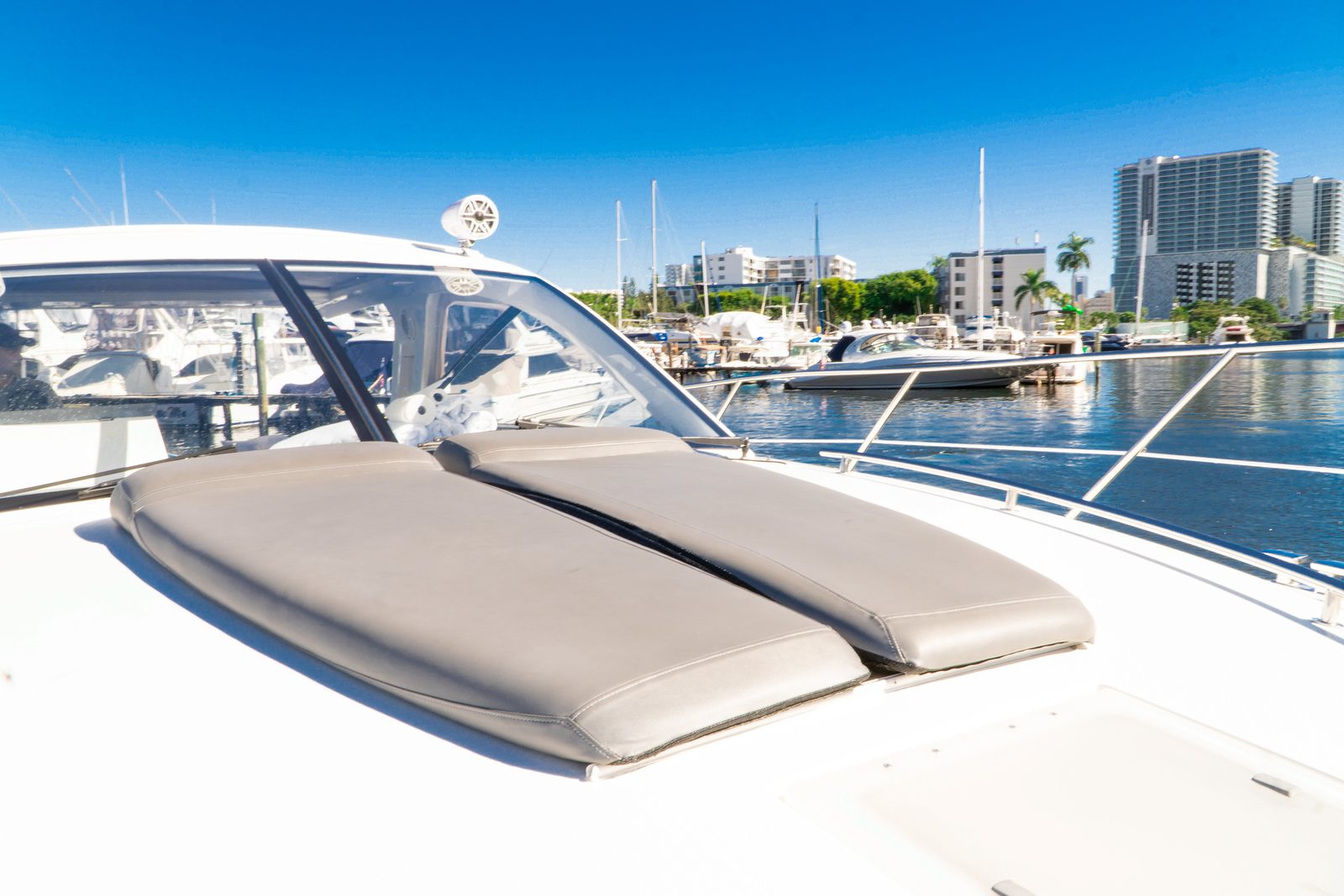 40′ Sealine private yacht charter in Miami