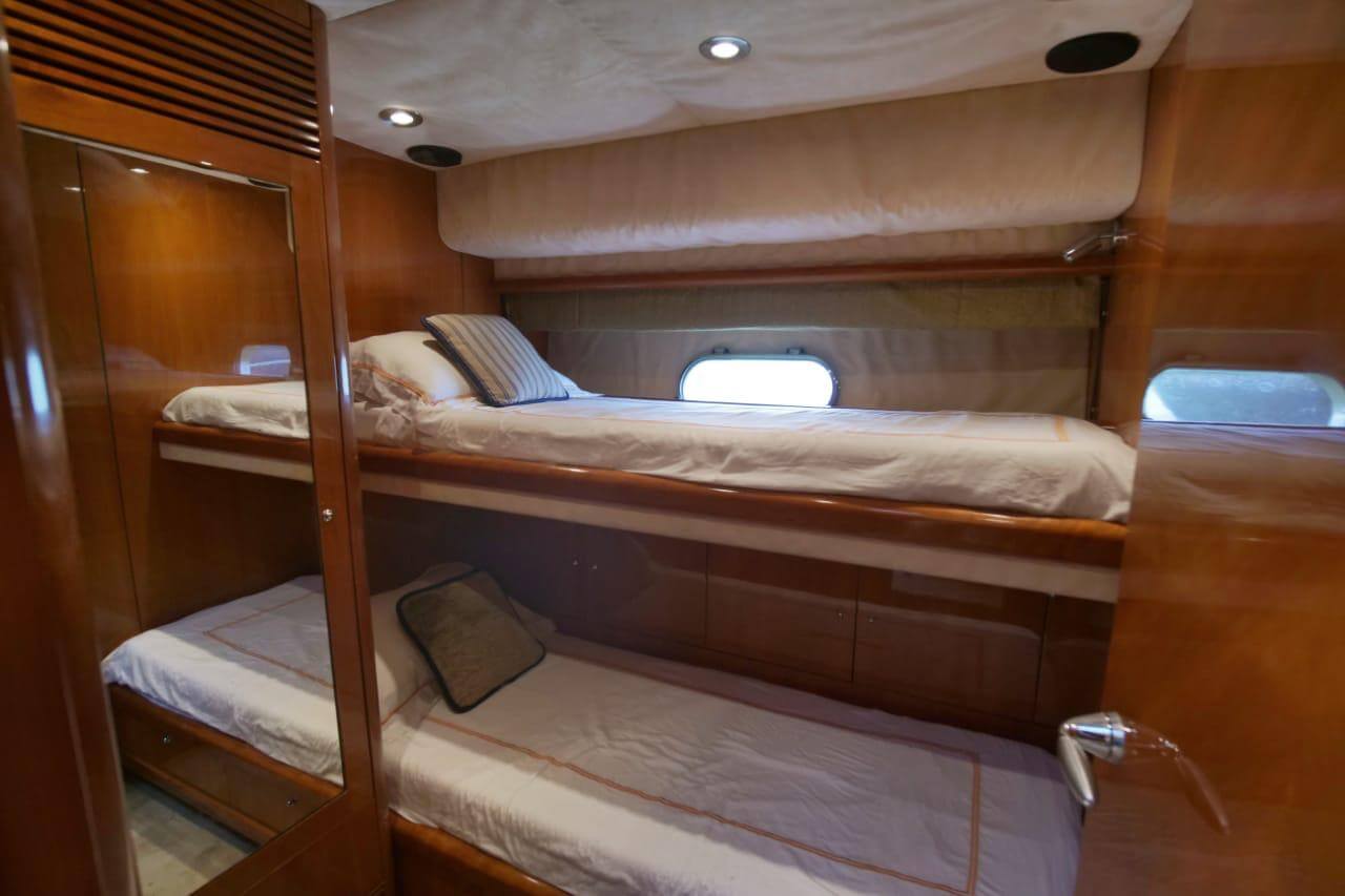 83' Sunseeker Flybridge yacht charter in Cartagena, Colombia