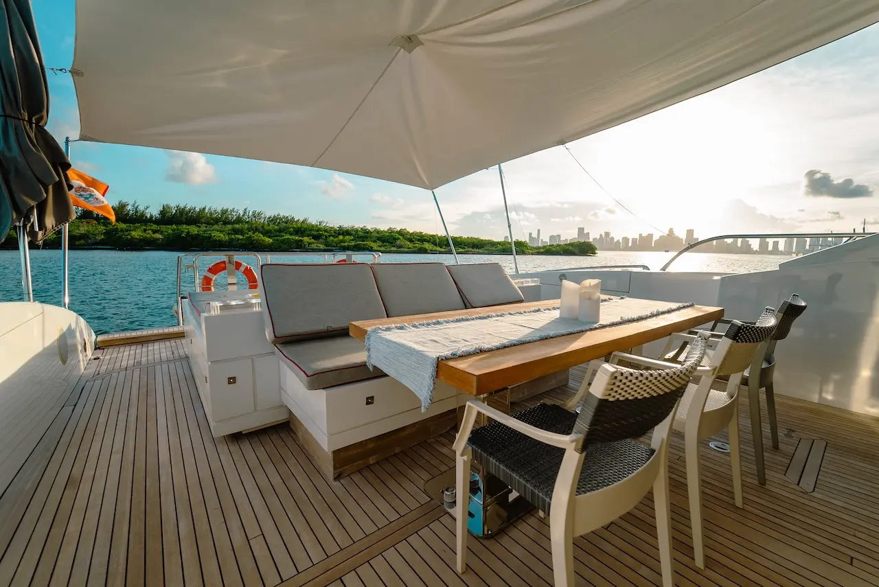 95′ Mangusta Sport + Jetski 1H + Jacuzzi