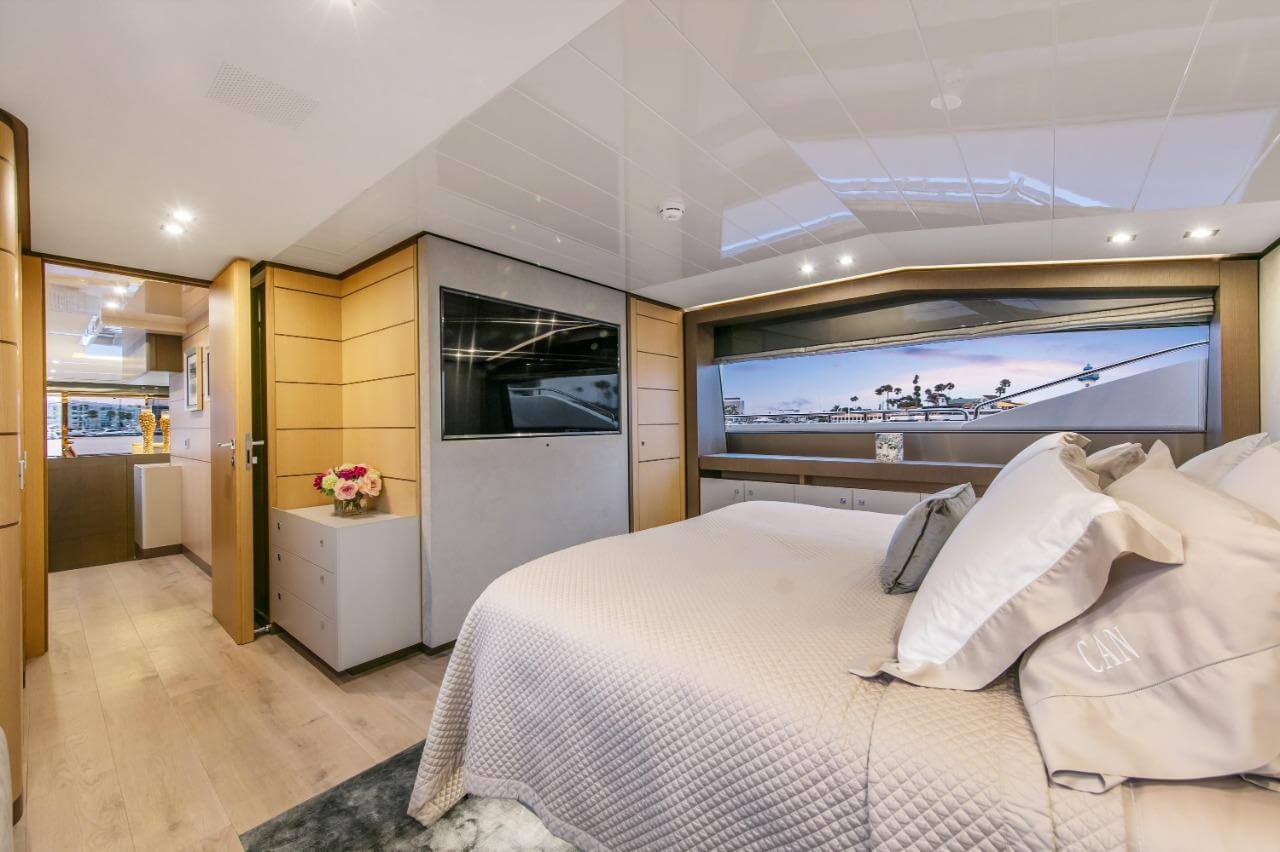 96' Ferretti Flybridge yacht charter in Cartagena, Colombia