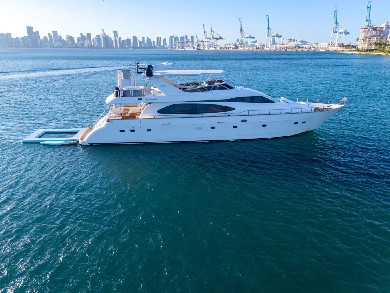 90′ Azimut + Jacuzzi