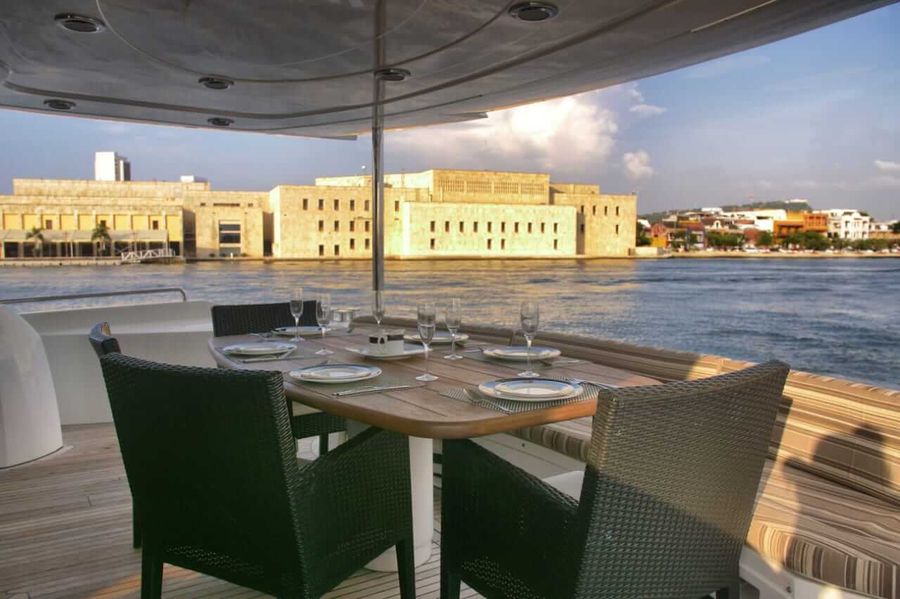 83' Sunseeker Flybridge yacht charter in Cartagena, Colombia