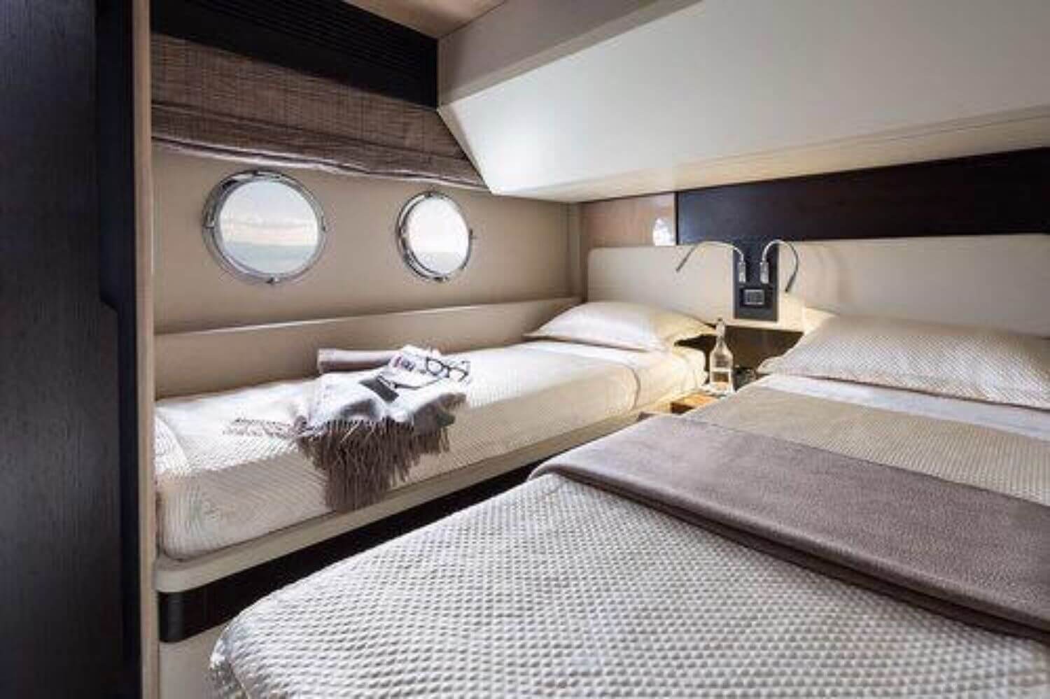 68' Azimut Flybridge yacht charter in Cartagena, Colombia