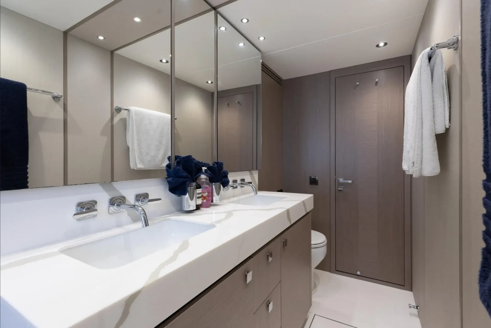 80′ Sunseeker + Jacuzzi, private yacht charter in Miami